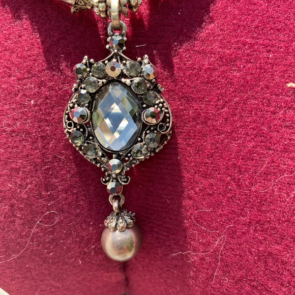 Black Crystal pendant necklace - Picture 3 of 3